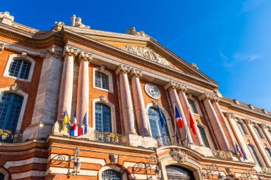 Fransa 'nın Occitanie, Toulouse şehrinde bir kış günü Capitole Meydanı' nın Pediment of the Capitole