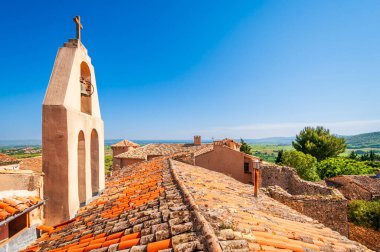 Fransa 'nın Occitanie kentindeki Haut Languedoc, Arboras köyündeki kilisenin çan kulesi.