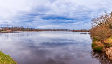 Etang de Cieux ve kışın kırsal, Haute-Vienne, Nouvelle-Aquitaine, Fransa