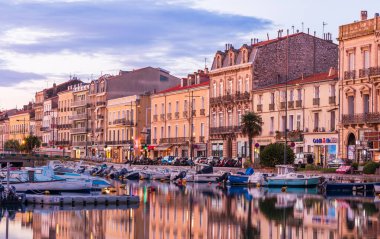 Sete, Herault, Occitanie, Fransa 'da kraliyet kanalı üzerinde gün doğumu ve cephesi