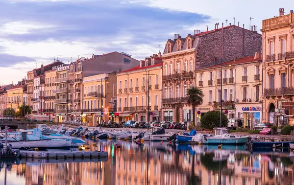 Sete, Herault, Occitanie, Fransa 'da kraliyet kanalı üzerinde gün doğumu ve cephesi