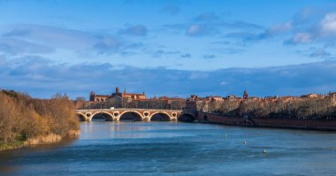 Toulouse 'daki Garonne nehri ve Pont Neuf nehri, Haute Garonne, Occitanie, Fransa