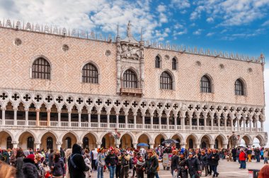 Valinin Sarayı cephesi ve Venedik, Veneto, İtalya 'daki Saint Mark Meydanı' nda turistler