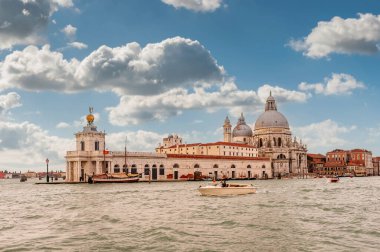 Santa Maria della selamı ve bir su taksisi, Venedik, İtalya