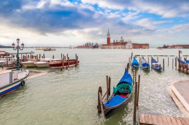 Gondolas ve San Giorgio Maggiore adası Veneto, İtalya 'daki Venedik Gölünde arka planda.