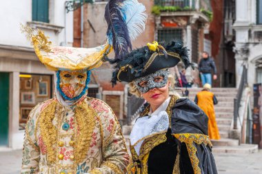Venedik karnavalı için maskelerinin arkasına gizlenmiş karakterler, İtalya, Veneto 'da.