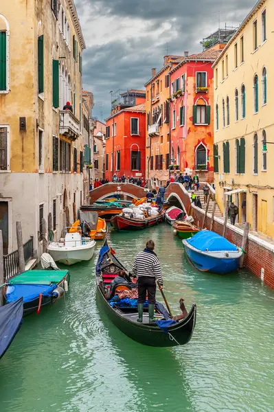 Canal Típico Veneciano Con Góndola Venecia Véneto Italia — Foto de Stock