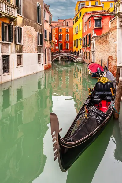 Canal Típico Veneziano Com Gôndola Veneza Veneto Itália Fotografia De Stock