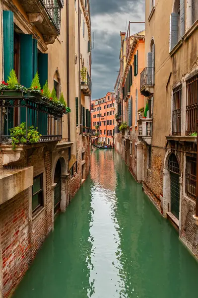 Canal Típico Veneziano Com Gôndola Veneza Veneto Itália Fotografias De Stock Royalty-Free