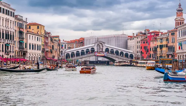 Traffic Boats Grand Canal Front Rialto Bridge Venice Veneto Italy — Stock Photo, Image