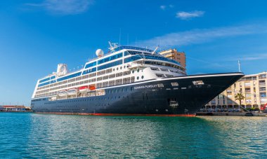 Bir yaz sabahı Fransa 'nın Occitanie şehrinde Sete limanına giren bir yolcu gemisi.