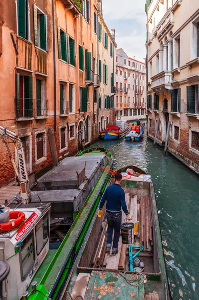 Σκάφος Κατασκευής Και Επισκευής Στο Κτίριο Κανάλι Στη Βενετία Βένετο Φωτογραφία Αρχείου