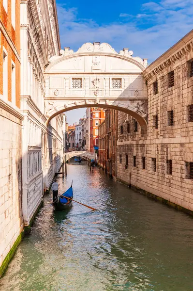 Εικονική Γέφυρα Των Στεναγμών Και Γονδολιέρη Στη Βενετία Στο Βένετο Εικόνα Αρχείου