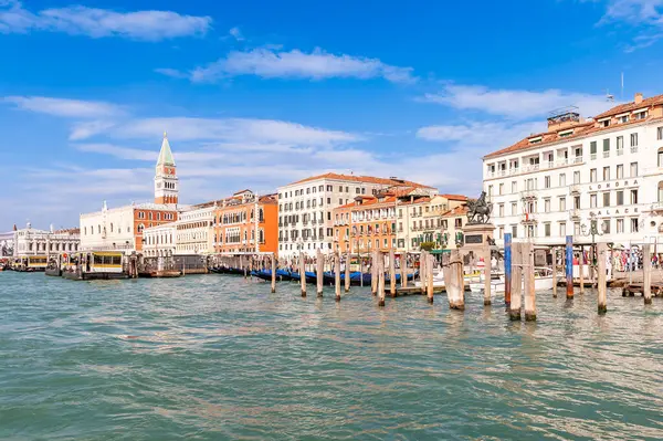 Riva Degli Schiavoni Suas Fachadas Gôndolas Com Turistas Veneza Veneto Imagens Royalty-Free