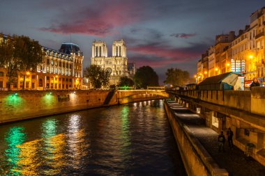 Notre Dame de Paris aydınlandı, ve sen nehrinin kıyısında, gece, Paris, Fransa
