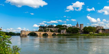 Avignon 'lu Panorama, Rhone nehri üzerindeki Saint Benezet köprüsü, Vaucluse, Provence, Fransa