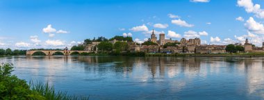 Avignon 'lu Panorama, Rhone nehri üzerindeki Saint Benezet köprüsü, Vaucluse, Provence, Fransa