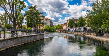 Vaucluse 'deki Isle sur la Sorgue köyü, Fransa' nın Provence Alpes Cote d 'Azur bölgesinde.