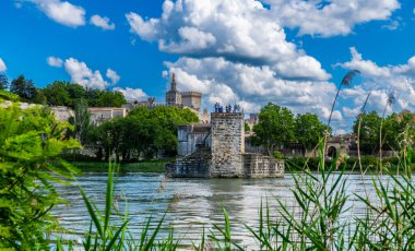 Avignon 'lu Panorama, Rhone nehri üzerindeki Saint Benezet köprüsü, Vaucluse, Provence, Fransa