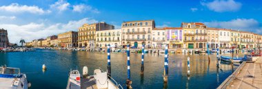 Peyrade Kanalı 'nın ve Fransa' nın Sete, Herault, Occitanie kentindeki kraliyet kanalının manzarası.