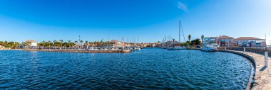 Herault, Occitanie, Fransa 'daki Meze limanının panoramik görüntüsü