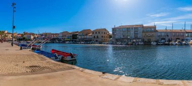 Herault, Occitanie, Fransa 'daki Meze limanının panoramik görüntüsü