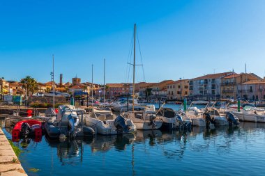 Herault, Occitanie, Fransa 'daki Meze limanının panoramik görüntüsü