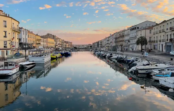 Gündoğumunda Fransa 'nın Occitanie kentindeki Sete kentinin kraliyet kanalının panoramik görüntüsü