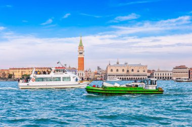 İtalya, Venedik 'teki Giudecca Kanalı' nda her türlü tekne trafiği