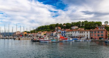 Saint Mandrier sur mer 'in küçük limanı, Var, Provence, Fransa