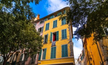 Vardaki eski Toulon kasabasının cepheleri, Provence-Alpes-Cote d 'Azur, Fransa.