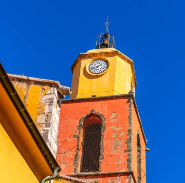 Fransa 'nın Provence Alpes Cote d' Azur kentindeki Aziz Tropez Kilisesi 'nin çan kulesi.