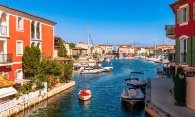 Fransa 'nın Provence Alpes Cote d' Azur kentindeki Var 'da, Port Grimaud' un ayaklıklarında köy.