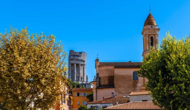 Augustus Ganimeti ve Fransa 'nın Provence Alpes Cote d' Azur şehrinde La Turbie 'de bir ortaçağ köyü olan Saint-Michel barok kilisesi..