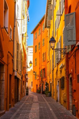 Menton kasabasındaki tipik cadde, Alpes Maritimes, Provence, Fransa