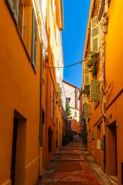 Menton kasabasındaki tipik cadde, Alpes Maritimes, Provence, Fransa