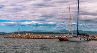 Fort Sainte Agathe 'nin panoramik manzarası ve var' daki Porquerolles Adası limanı, Provence, Fransa