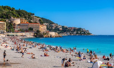 Nice, Alpes Maritimes, Provence, Fransa 'da Castel Beach ve banyocuları..