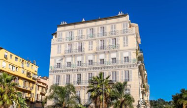 Nice 'deki Promenade des Anglais' e, Alpes Maritimes 'a, Provence, Fransa' ya cephe inşaatı.