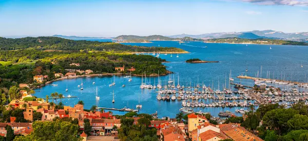 Fransa 'nın Provence kentindeki Port Cros Ulusal Parkı' ndaki Fort Sainte Agathe 'den Porquerolles Adası' nın panoramik manzarası.