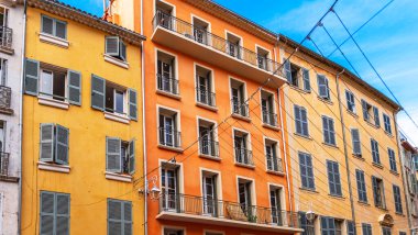 Vardaki eski Toulon şehrinin caddeleri ve cepheleri Provence-Alpes-Cote d 'Azur, Fransa.