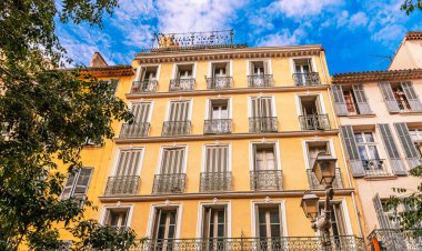 Vardaki eski Toulon şehrinin caddeleri ve cepheleri Provence-Alpes-Cote d 'Azur, Fransa.