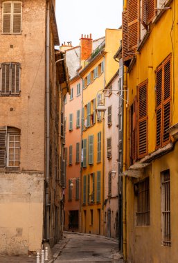 Vardaki eski Toulon şehrinin caddeleri ve cepheleri Provence-Alpes-Cote d 'Azur, Fransa.