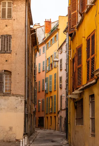 Vardaki eski Toulon şehrinin caddeleri ve cepheleri Provence-Alpes-Cote d 'Azur, Fransa.