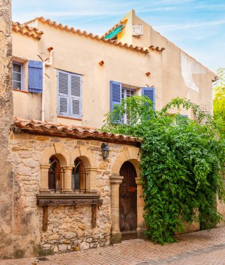 Toulon, Var, Provence, Fransa yakınlarındaki Var kasabasındaki Castellet köyünde sokak ve cepheler.