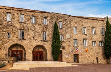 Fransa 'nın Provence kentindeki Var' daki ortaçağ Castellet köyünün belediye binası.