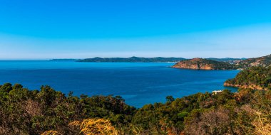 Var kıyılarının manzarası, Saint Tropez yakınlarında, Var 'da, Provence, Fransa' da