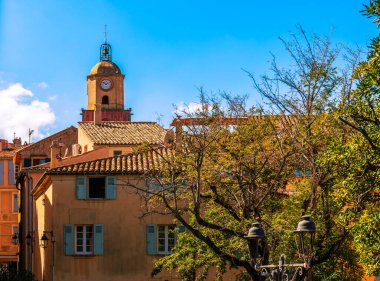 Fransa 'nın Provence Alpes Cote d' Azur kentindeki Aziz Tropez Kilisesi 'nin çan kulesi.