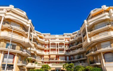 Menton, Alpes Maritimes, Provence, Fransa 'da bir evin cephesi