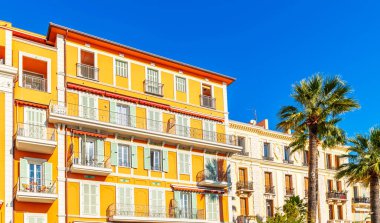 Menton, Alpes Maritimes, Provence, Fransa 'da bir evin cephesi